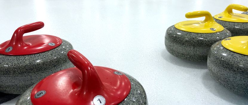 “Pierres de curling aux poignées rouge et jaune”